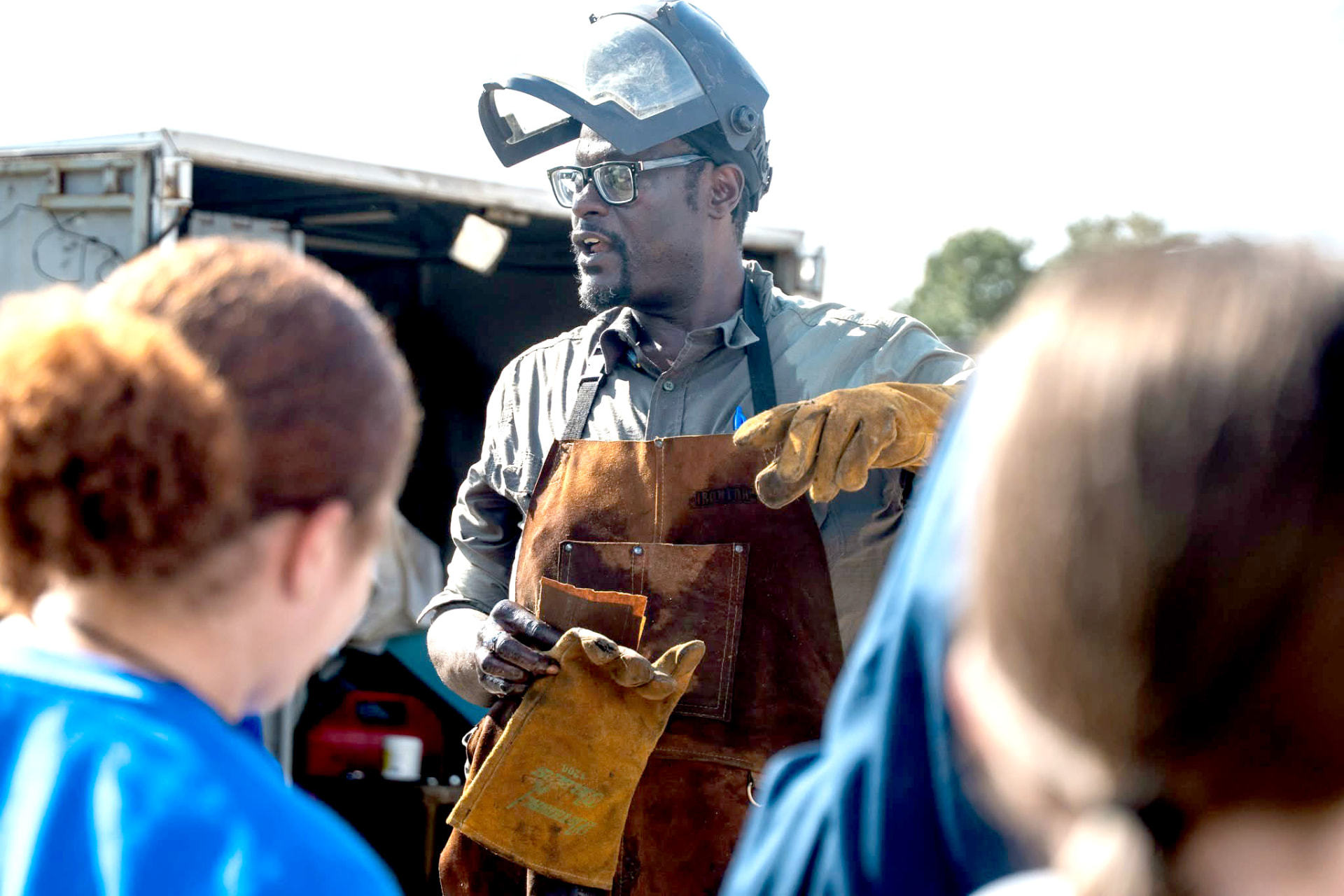 Derrick Monk teaching young artists during the Trailblazers Memorial workshop